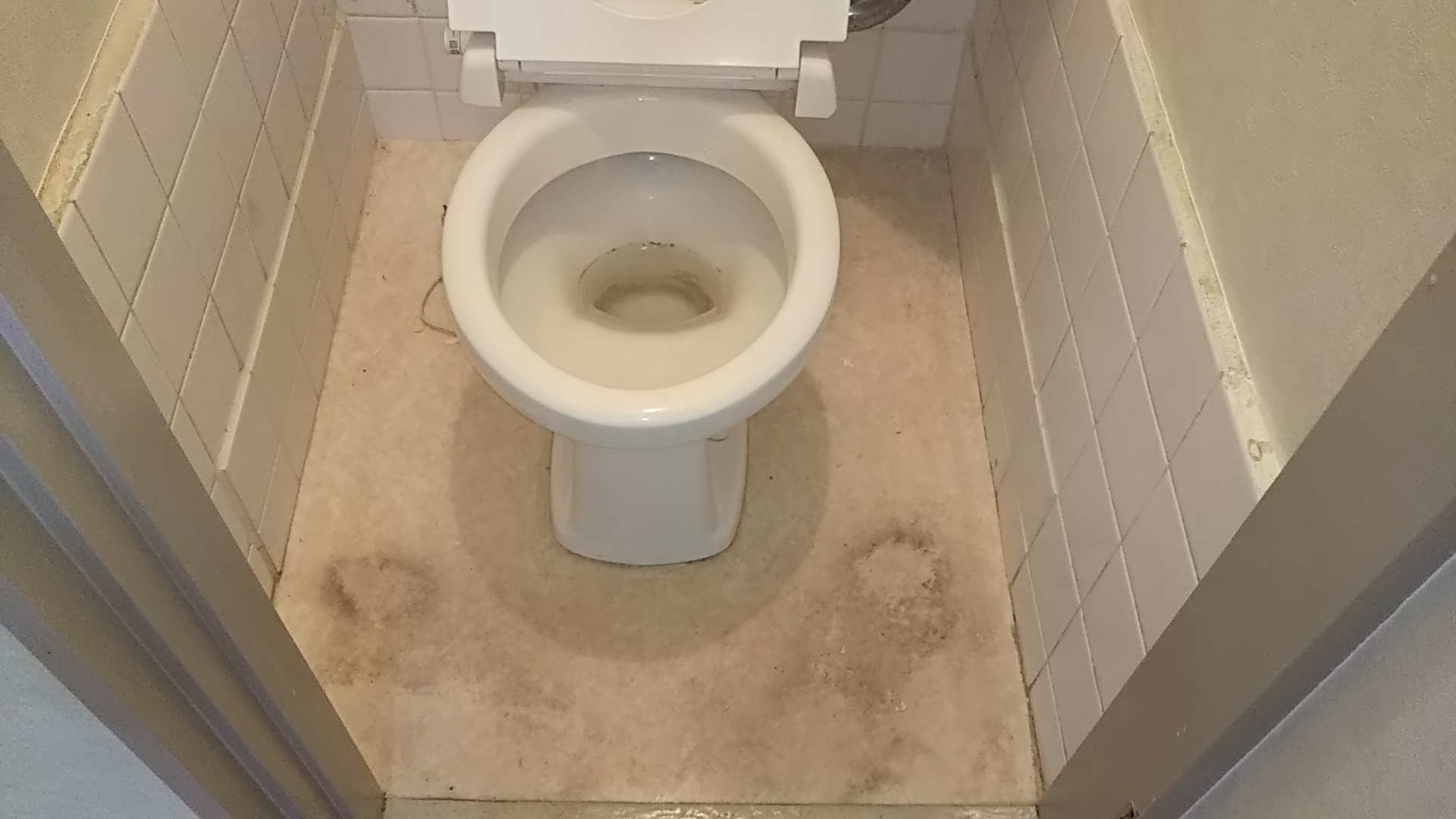 トイレ床の汚れ落とし はなクリーンサービスです！